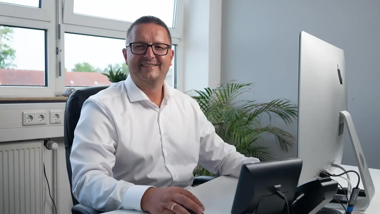 Berater der CMD GmbH & Co. KG am Arbeitsplatz