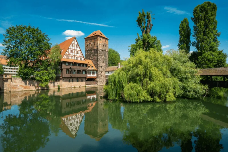 Nürnberger Altstadt am Wasser mit Fachwerkhäusern
