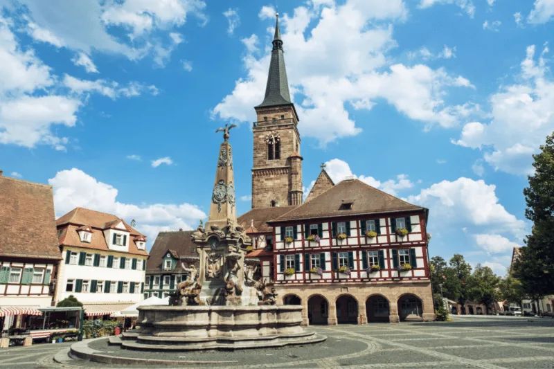 Marktplatz in Schwabach mit Rathaus und Schönem Brunnen