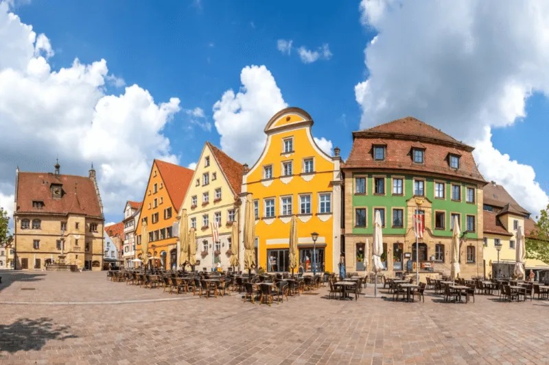 Altstadtgasse in Weißenburg mit historischen Bürgerhäusern